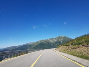 Drumul Transalpina, care traversează Munții Parâng, este un drum spectaculos.